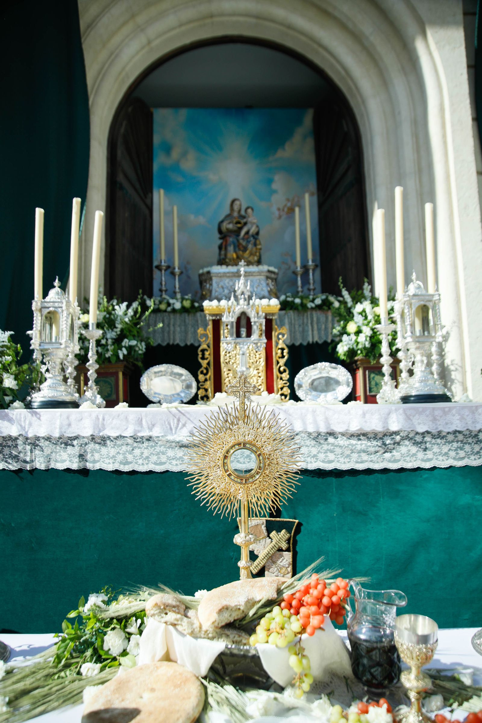 Imágenes de la procesión del Corpus Christi en Almería: así han sido la misa y la posterior marcha por la capital