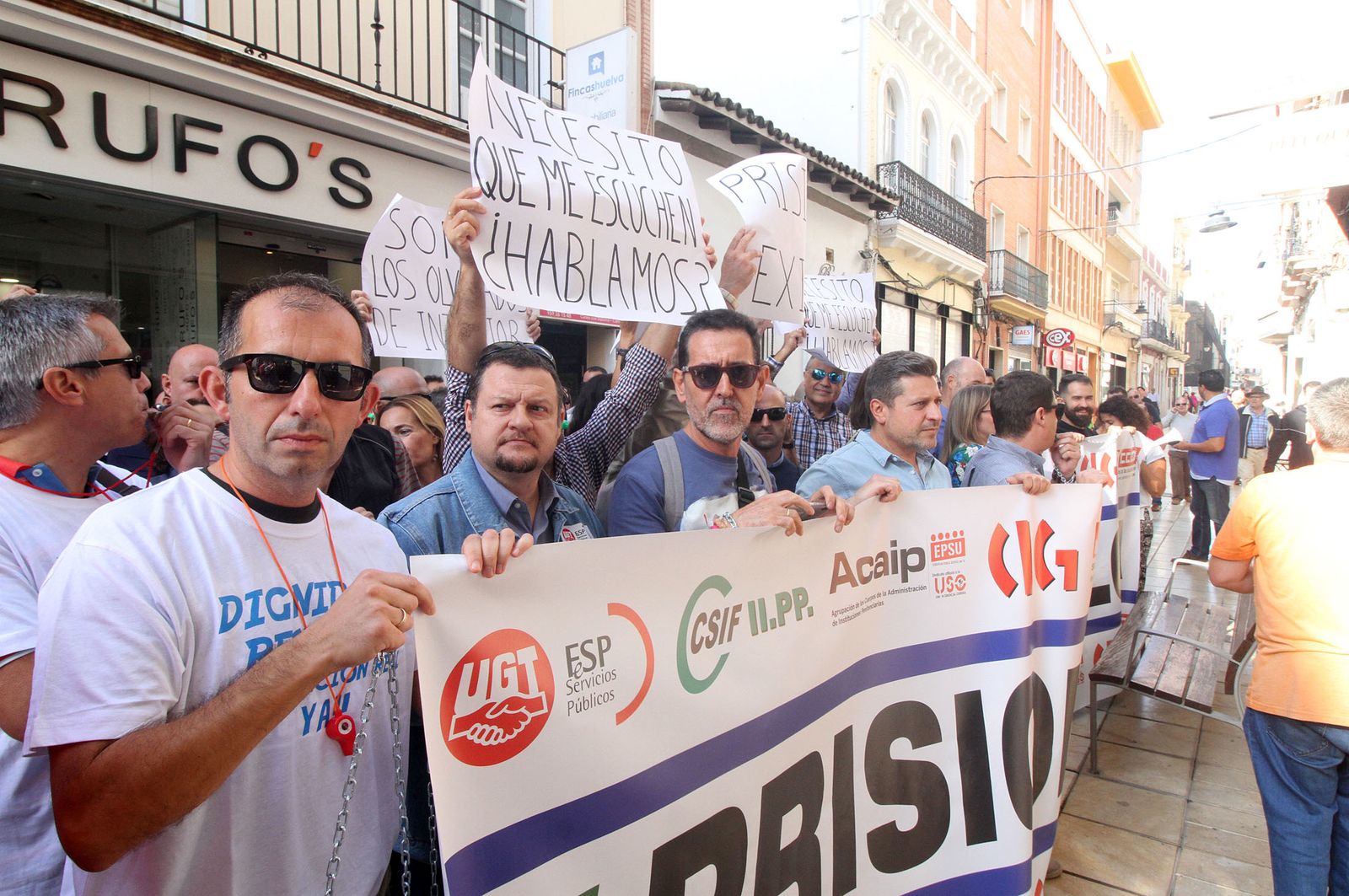 Imágenes de la concentración de funcionarios de prisión ante la subdelegación del Gobierno