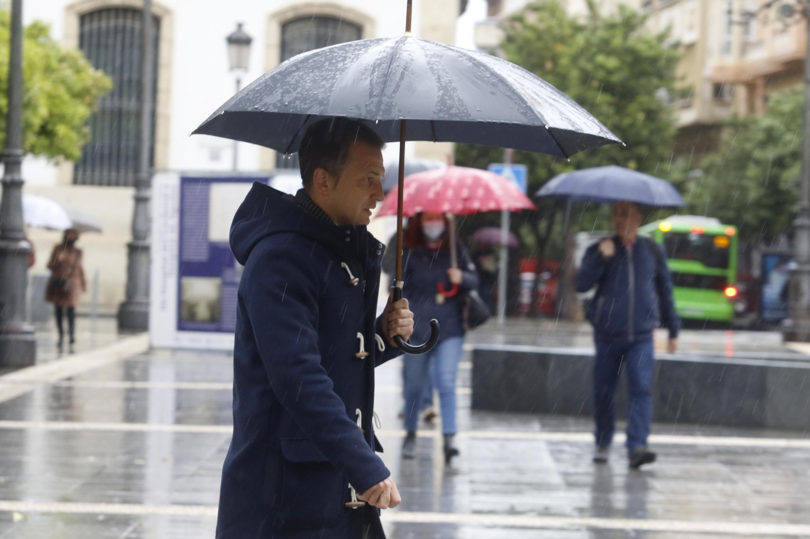 Varias personas caminan por Las Tendillas bajo la lluvia. Varias personas caminan por Las Tendillas bajo la lluvia.