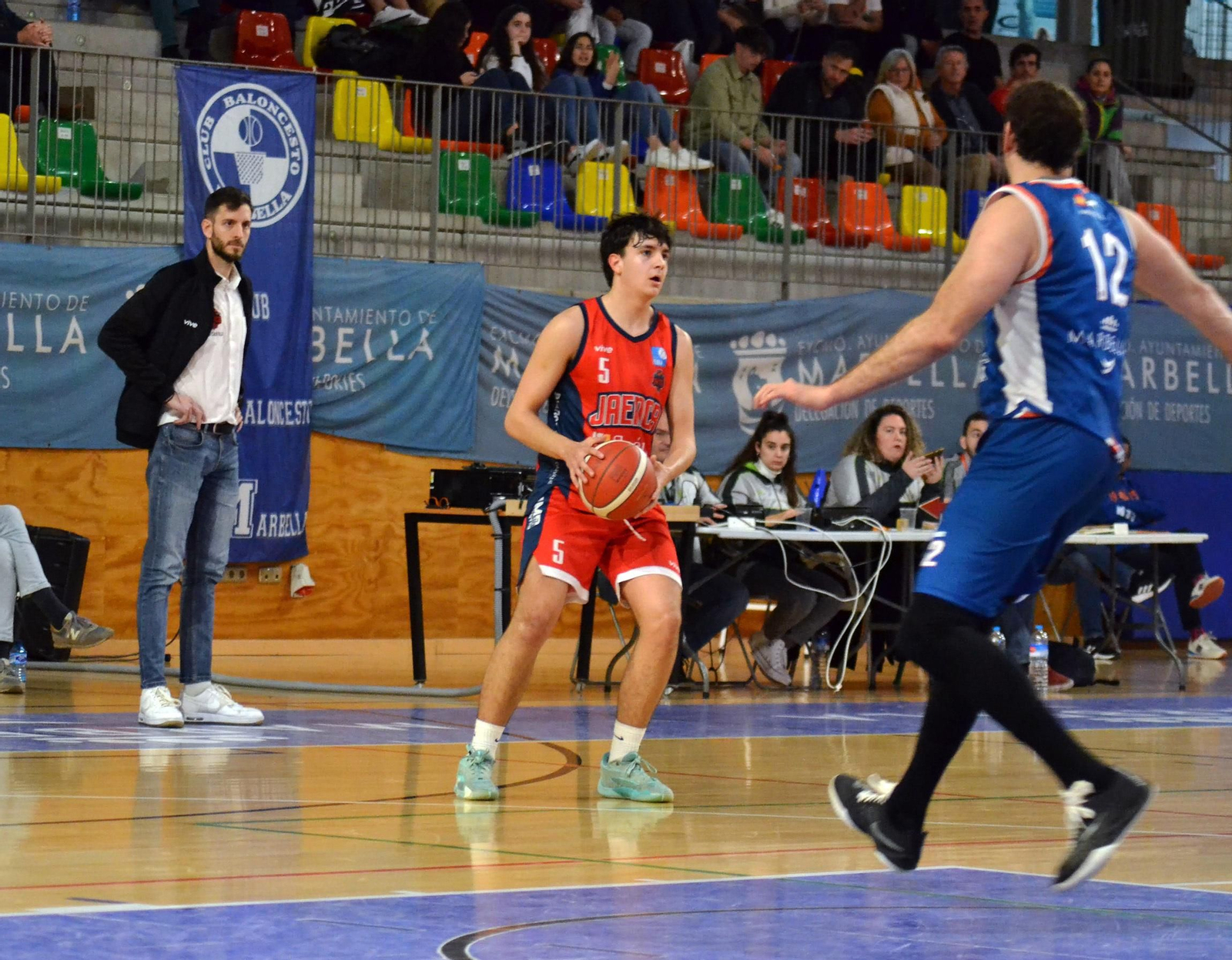 Alberto Cañete, en una jugada del partido.