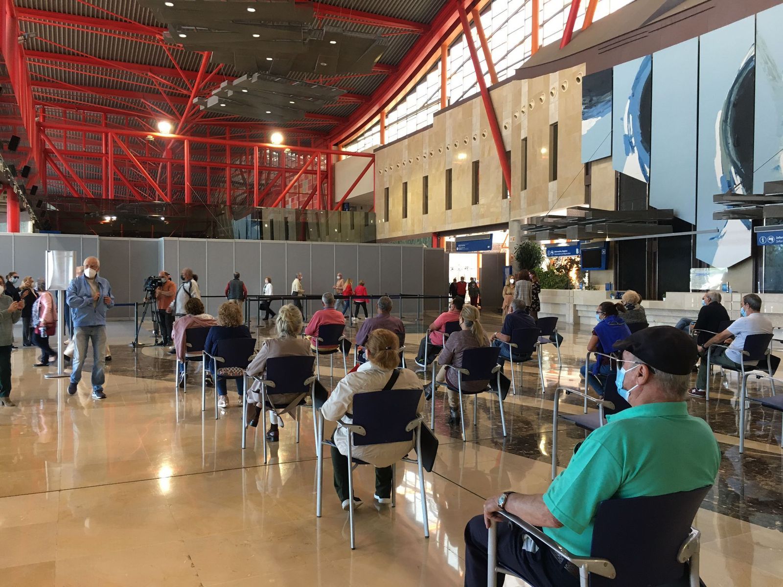 Personas esperando para la vacunación en el Palacio de Ferias de Málaga.