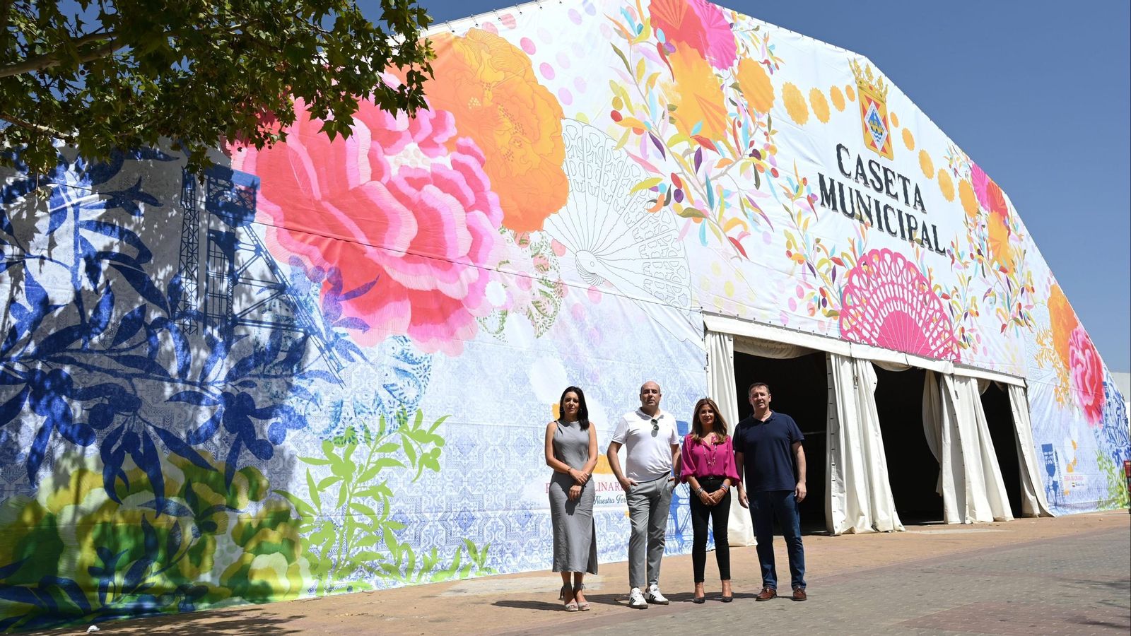 Visita de las autoridades a la Caseta Municipal.