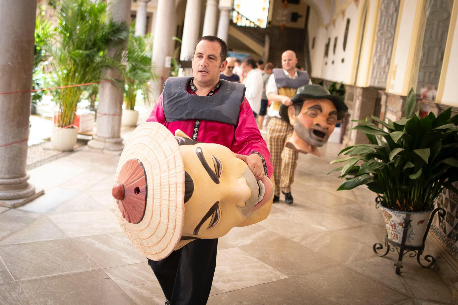 Las mejores imágenes del recorrido de la Tarasca por las calles de Granada