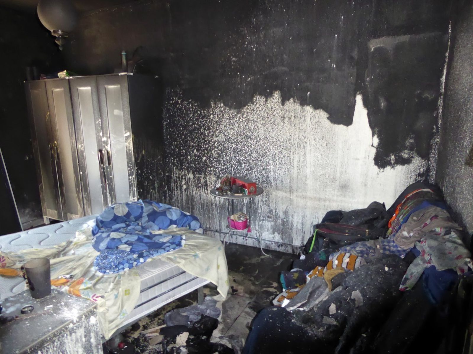 Las imágenes del incendio de un piso en la avenida de Arcos