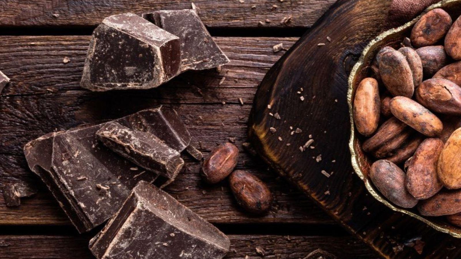 Chocolate negro, el más beneficioso para la salud, junto a granos de cacao. Chocolate negro, el más beneficioso para la salud, junto a granos de cacao.
