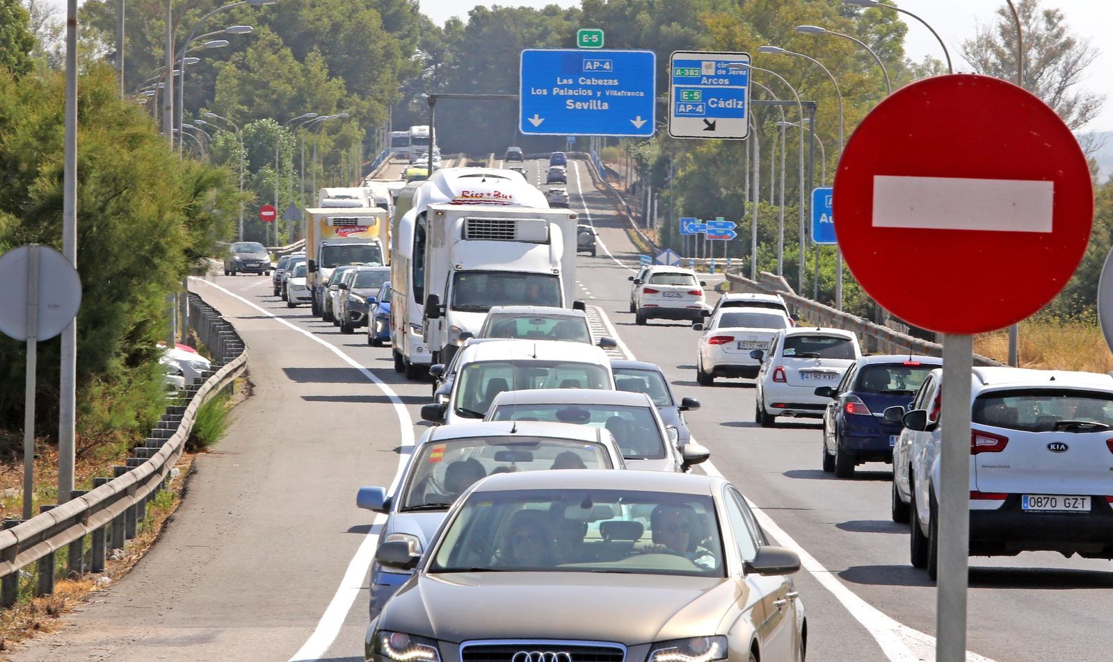 El cierre de un carril del puente de Arcos ocasiona serias retenciones