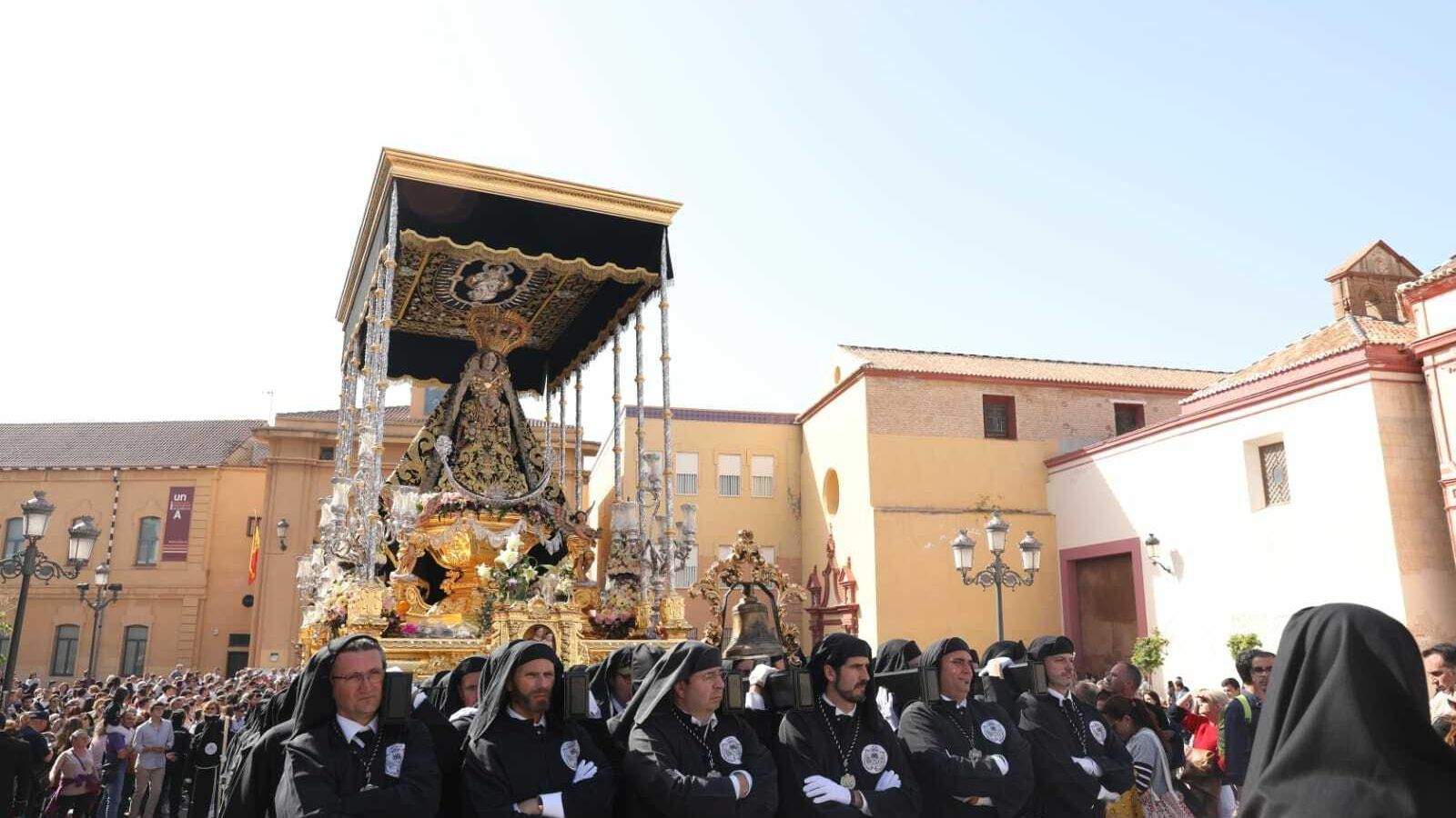 La Virgen de Dolores del Puente atraviesa la plaza Fray Alonso de Santo Tomás.