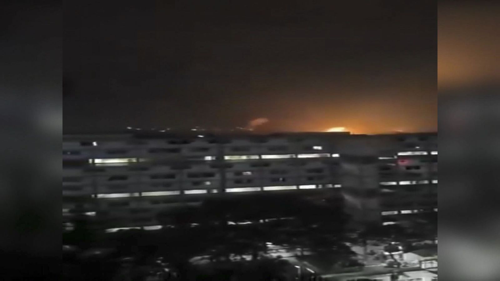 Destellos de las explosiones durante la operación de detención de Nicolás Maduro en Venezuela.