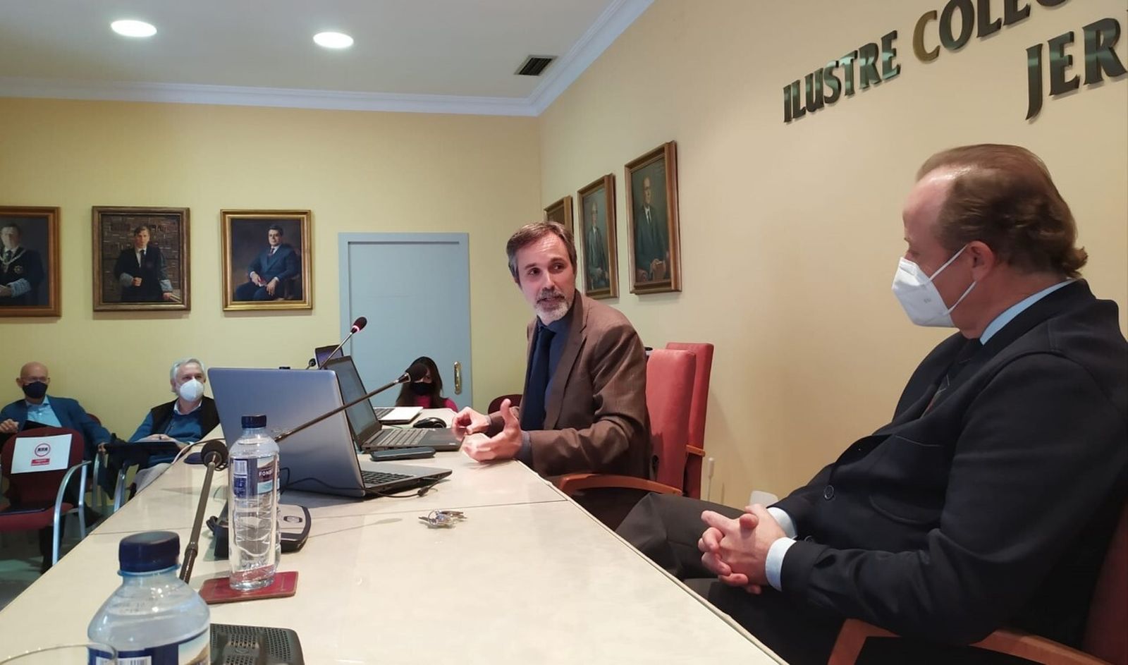 Jorge Fernández, magistrado del Juzgado de Violencia sobre la Mujer nº 1 de Jerez, junto al decano, Marcos Camacho, en una jornada del Curso de Especialista en Litigación Penal.