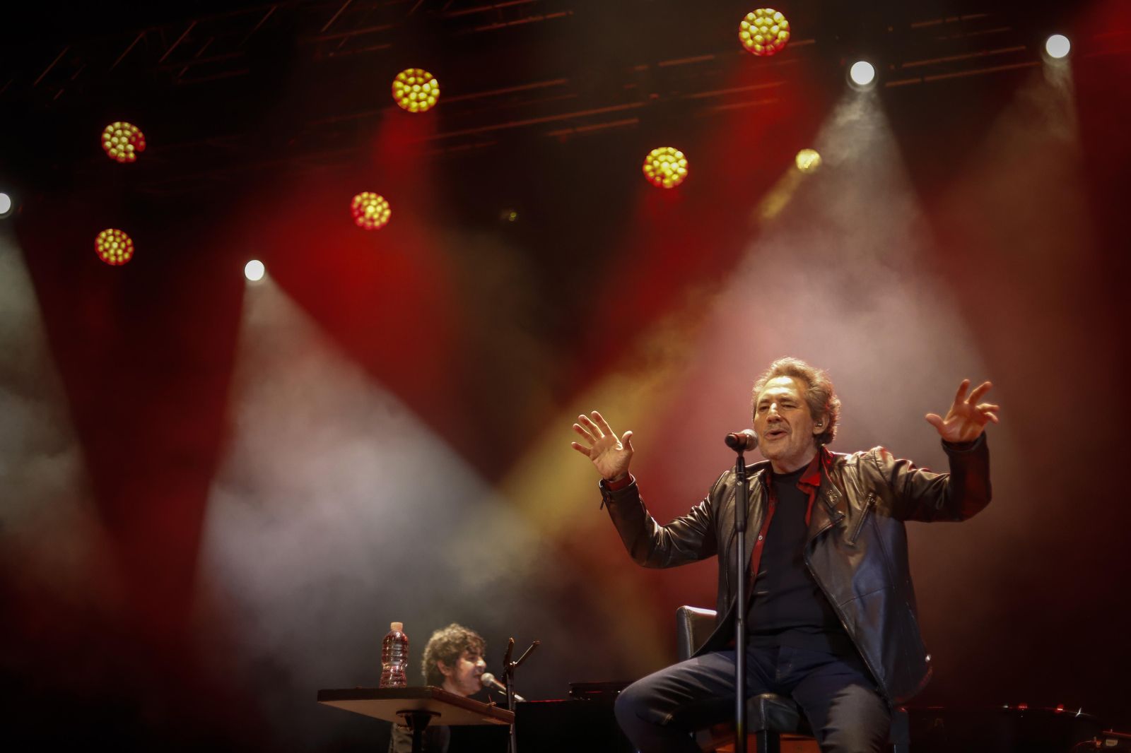 Miguel Ríos durante su último concierto en Granada