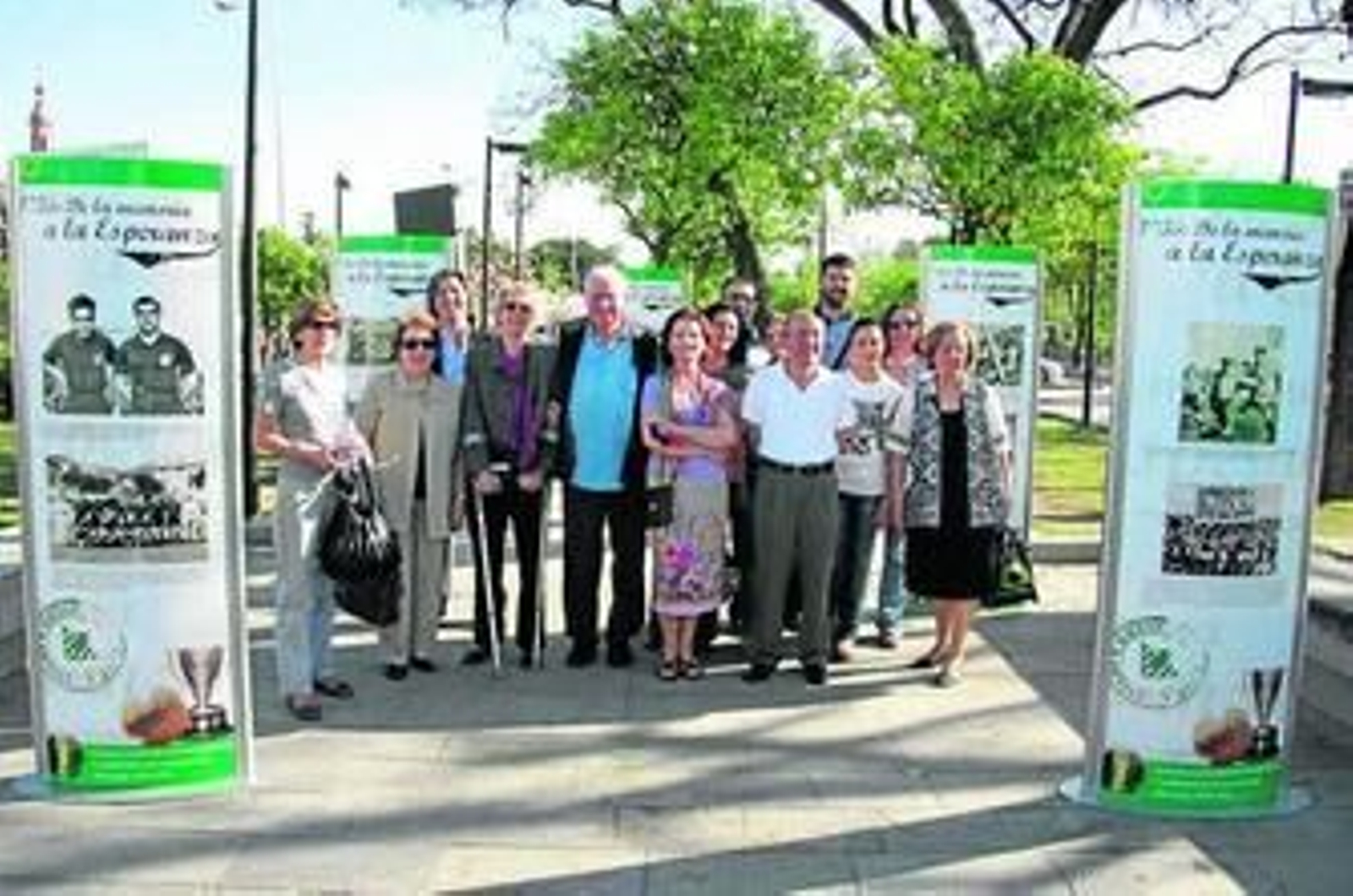 Emotivo recibimiento a las familias de los héroes del 35