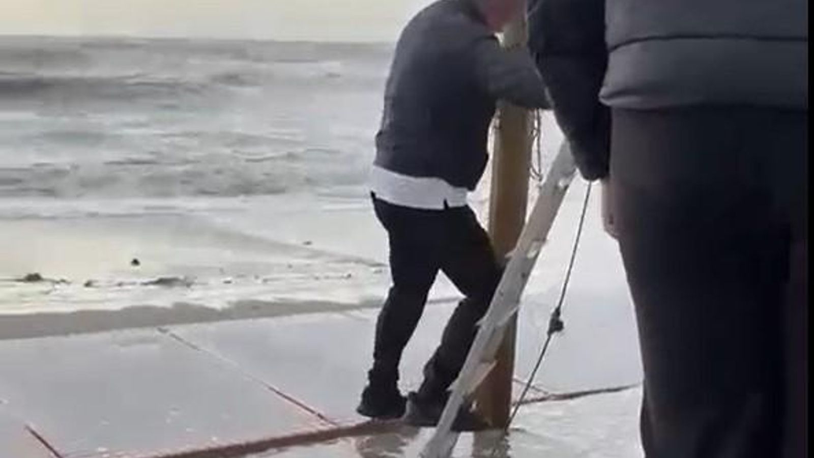 La terraza anegada del chiringuito Gloria bendita, en Benalmádena.