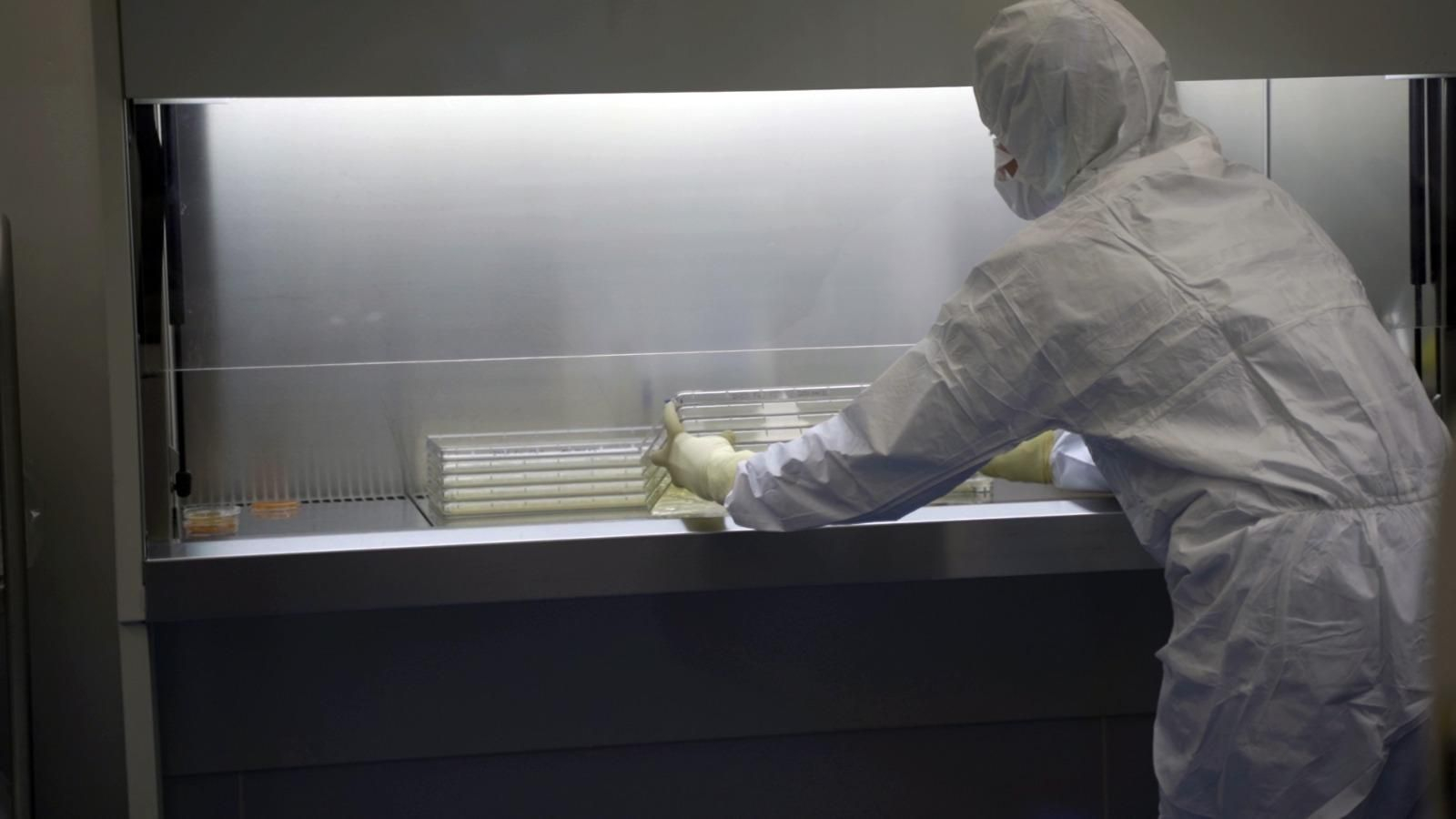 Una profesional en la sala blanca durante la elaboración de piel artificial