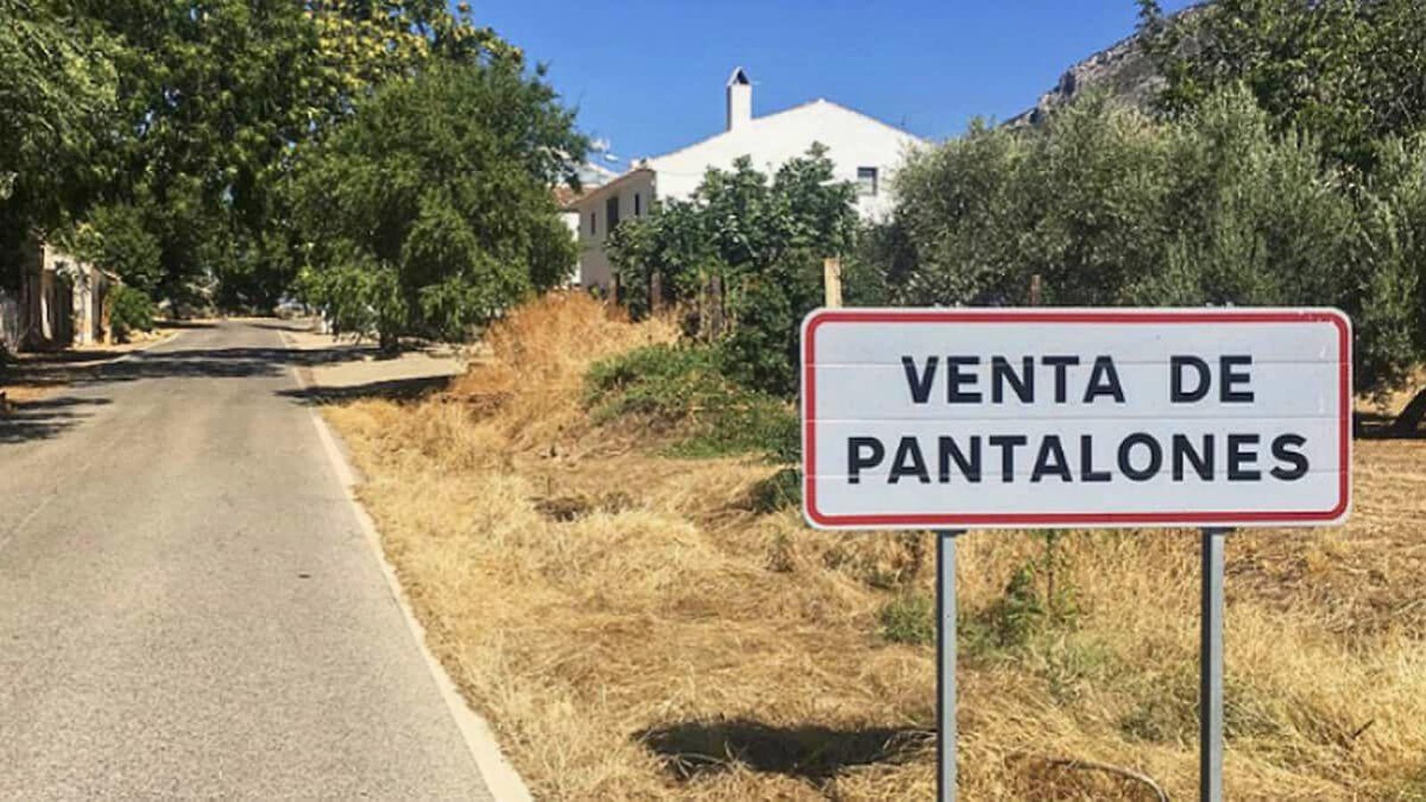 La señalética que anuncia la entrada a esta pedanía de Martos llama poderosamente la atención.