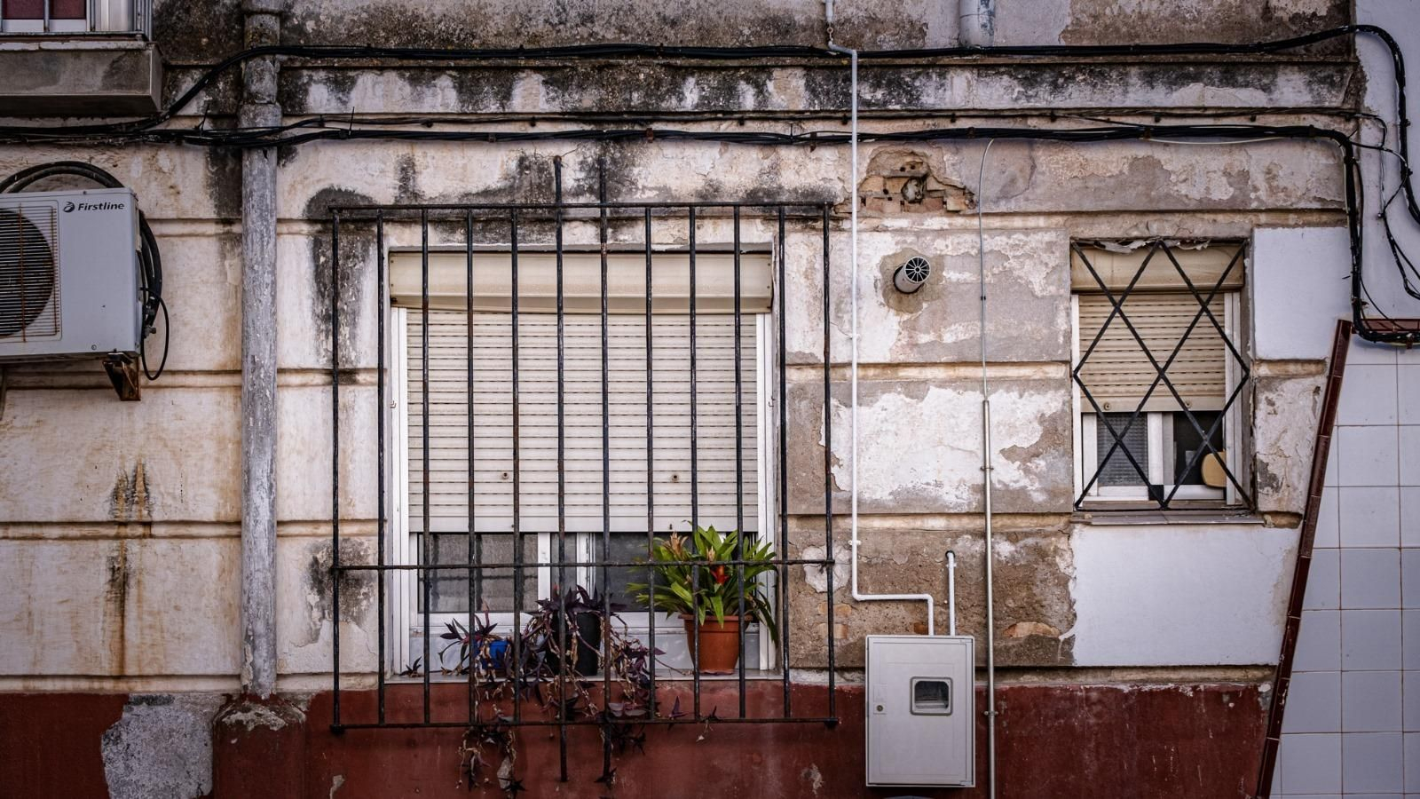Imágenes de los bloques de la barriada Bazán de San Fernando, rehabilitados o no