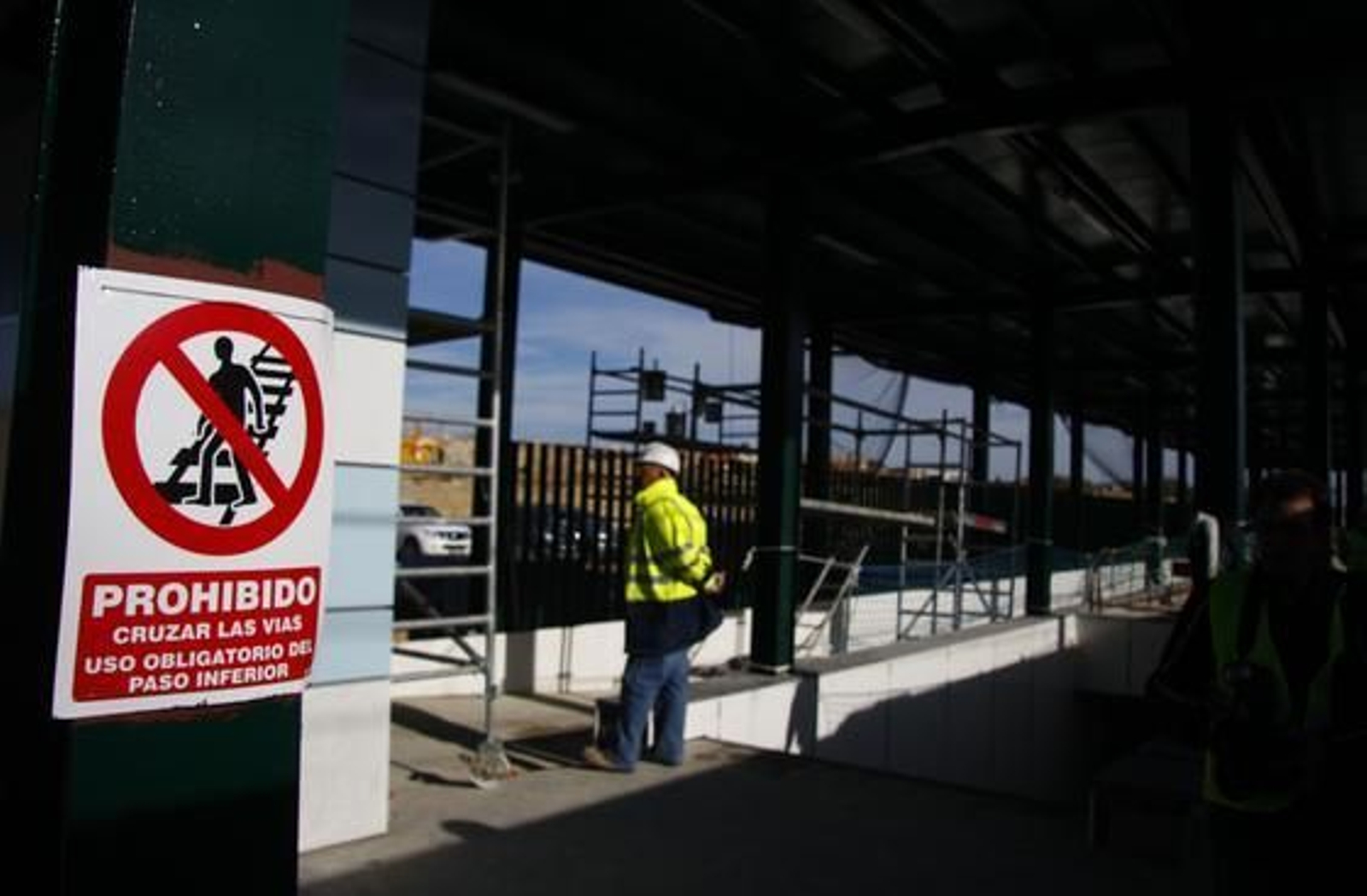 Las autoridades visitan el estado de la estación de cercanías de Valencina/ Santiponce.

Foto: José Ángel García