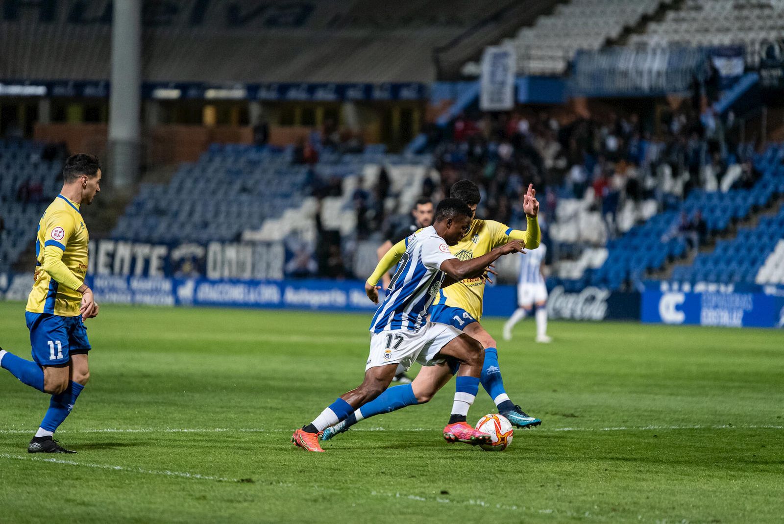 Calderón pugna con Peter en una acción ofensiva del Recre.