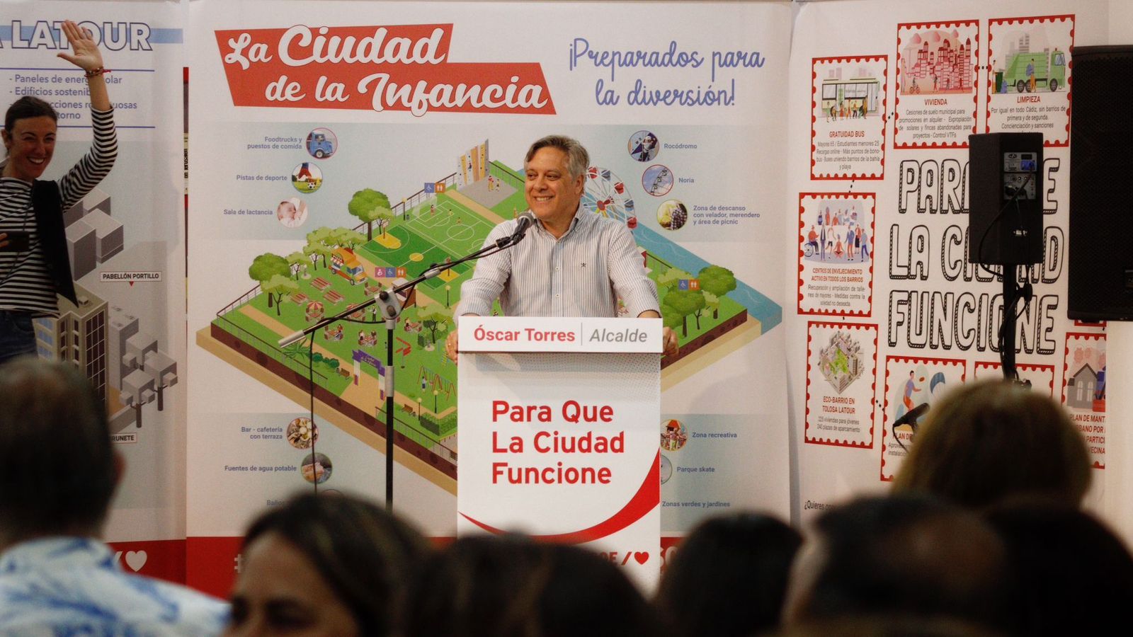 El candidato socialista Óscar Torres se dirige a la militancia en el cierre de campaña.