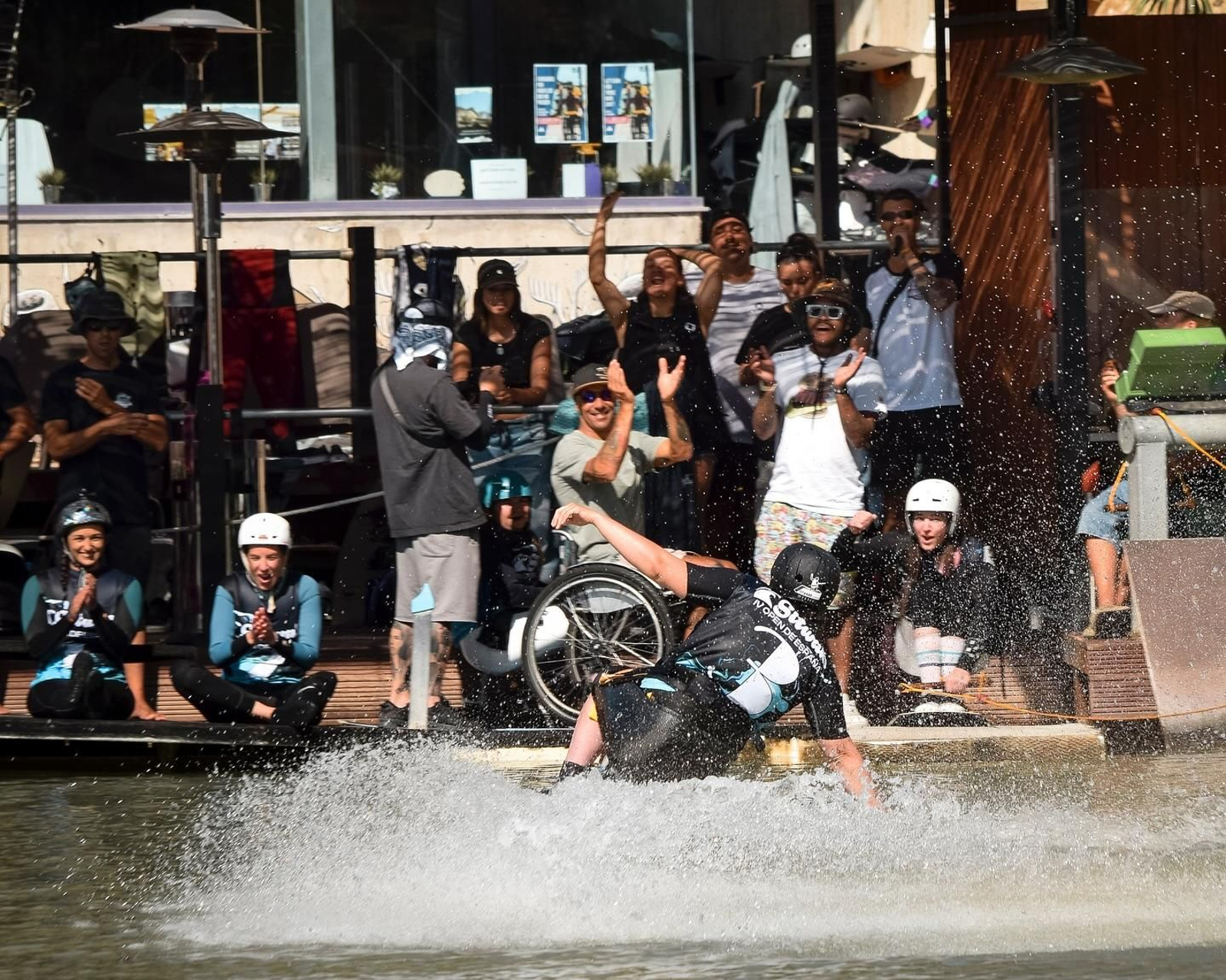 Uno de los torneos y convivencias de parawakeboarding celebrado en Cuevas Uno de los torneos y convivencias de parawakeboarding celebrado en Cuevas
