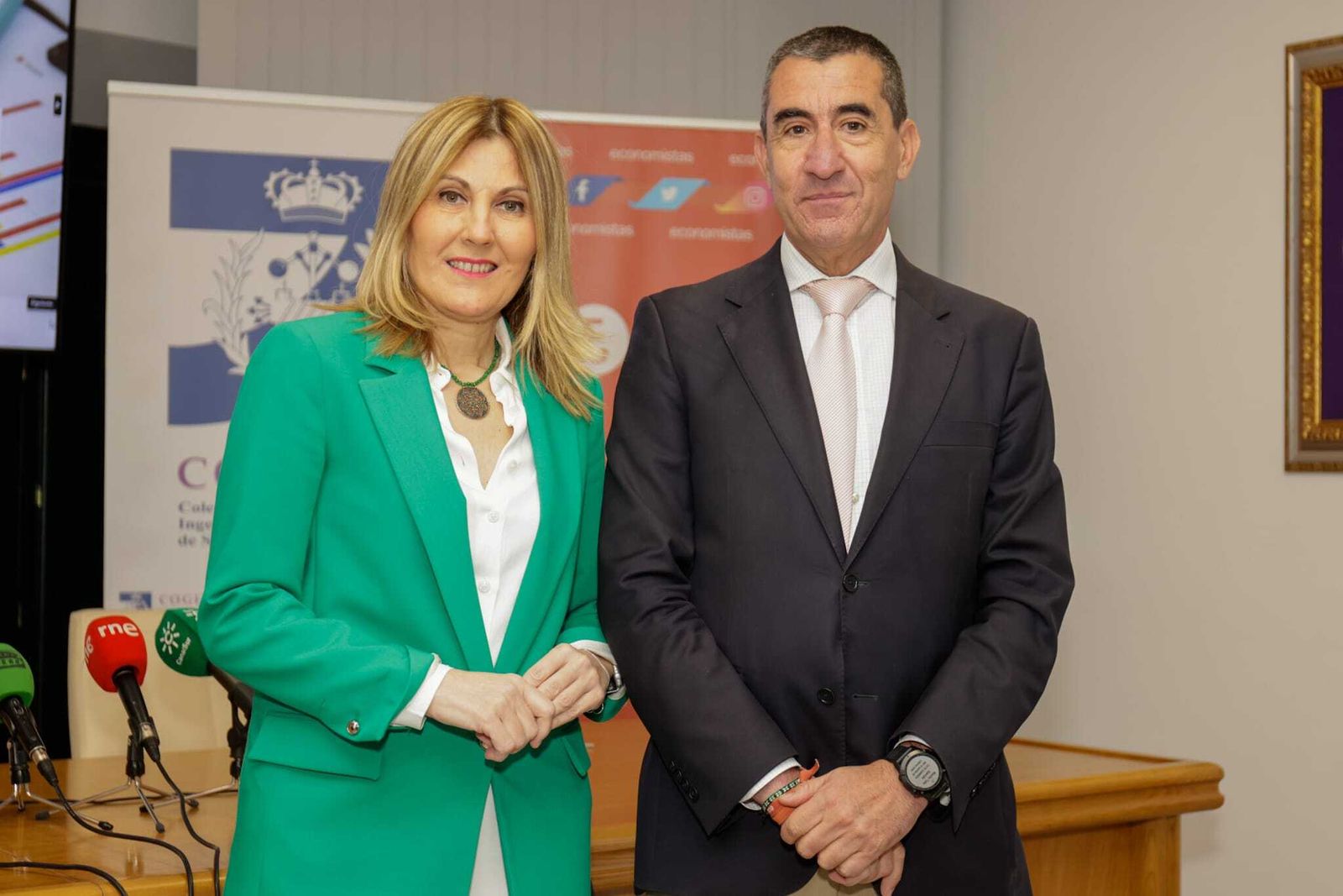 Ana Jáuregui, decana de COGITISE y vicepresidenta de COGITI, y Francisco José Tato, decano del Colegio Profesional de Economistas de Sevilla
