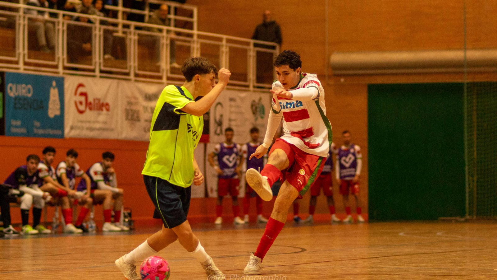 Un jugador de SIMA disparando a portería ante un defensor.