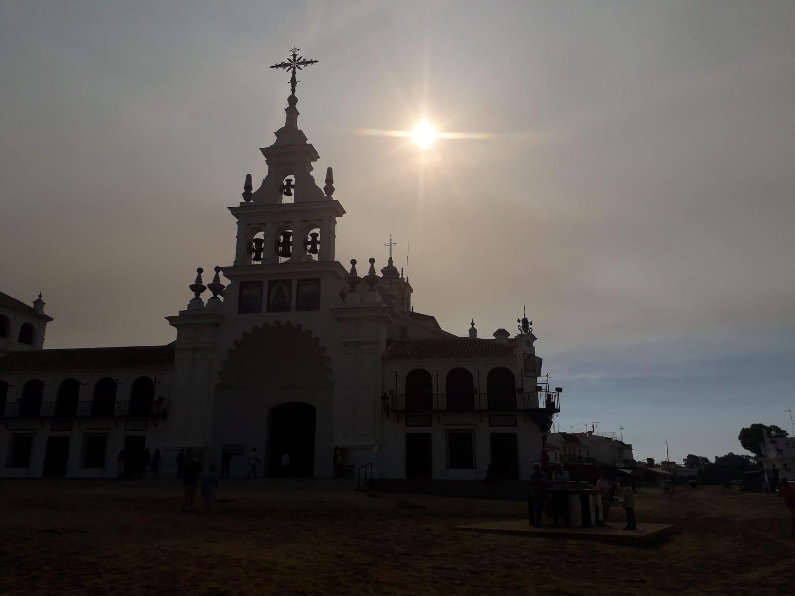 Imagen de cómo se percibe esta masa de humo desde la aldea de El Rocío.