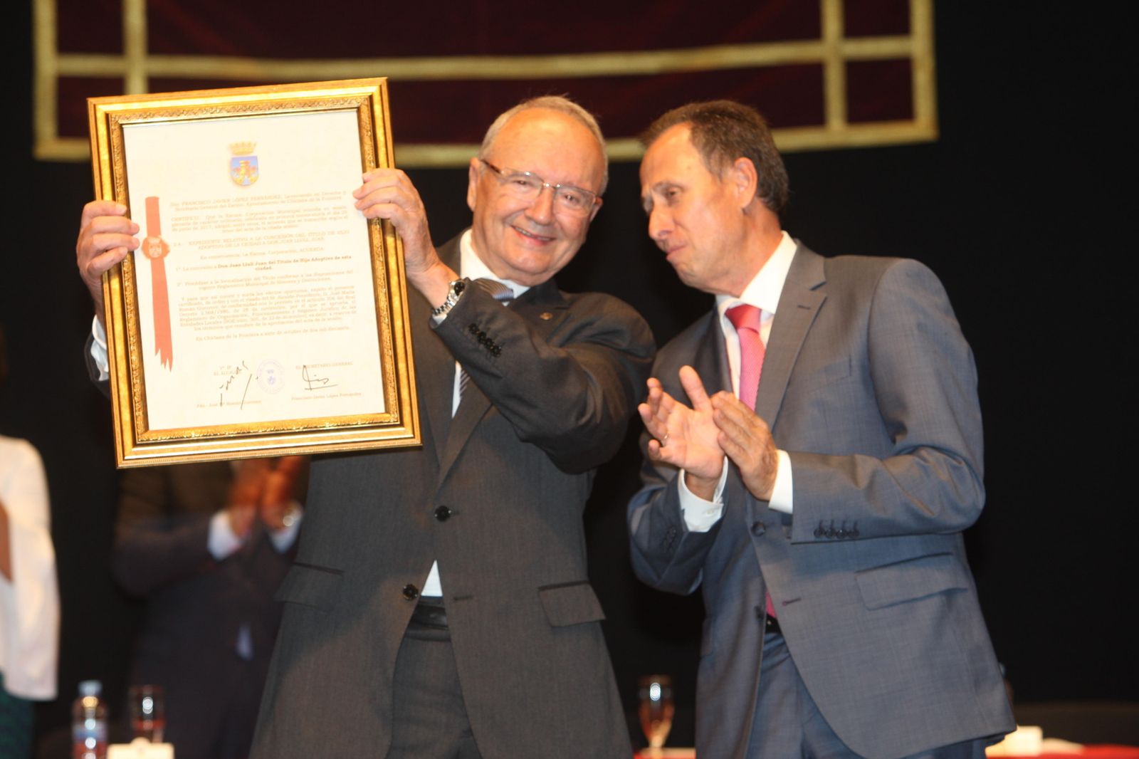 Juan Llull, junto al alcalde, muestra el reconocimiento otorgado por el Ayuntamiento, ayer en el Teatro Moderno.