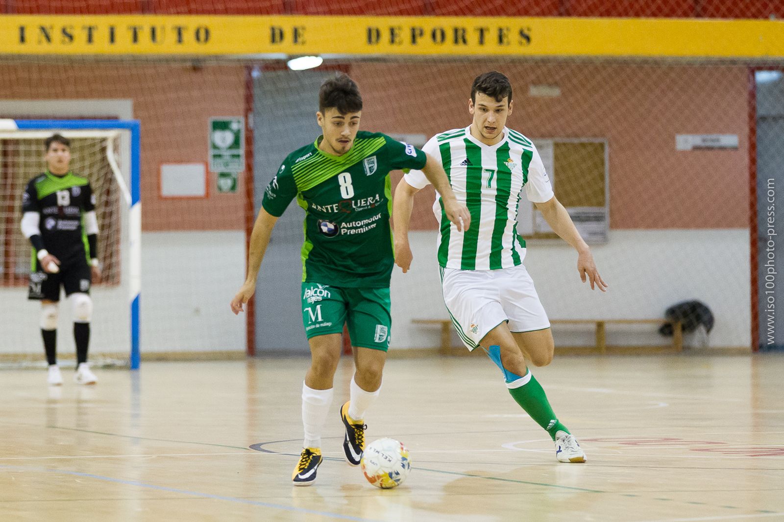 David Velasco conduce el balón en el choque de ayer.