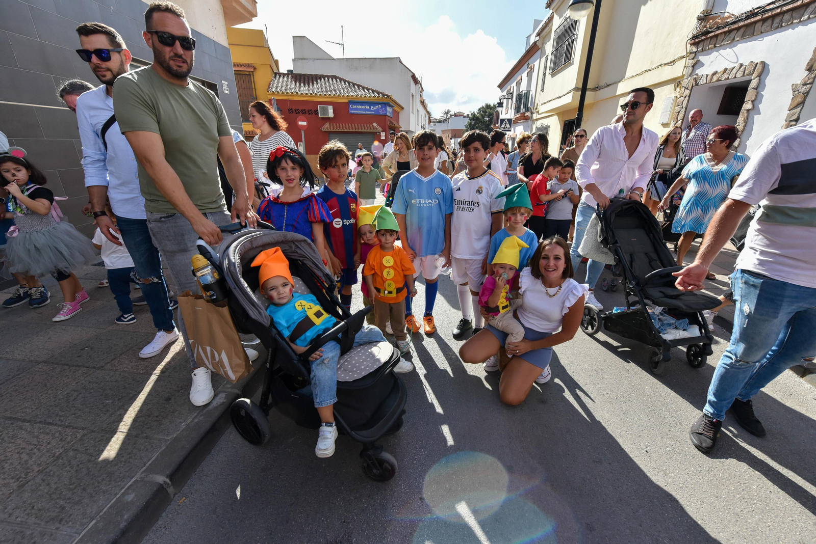 Búscate en las fotos de la cabalgata del Día del Niño en Los Barrios