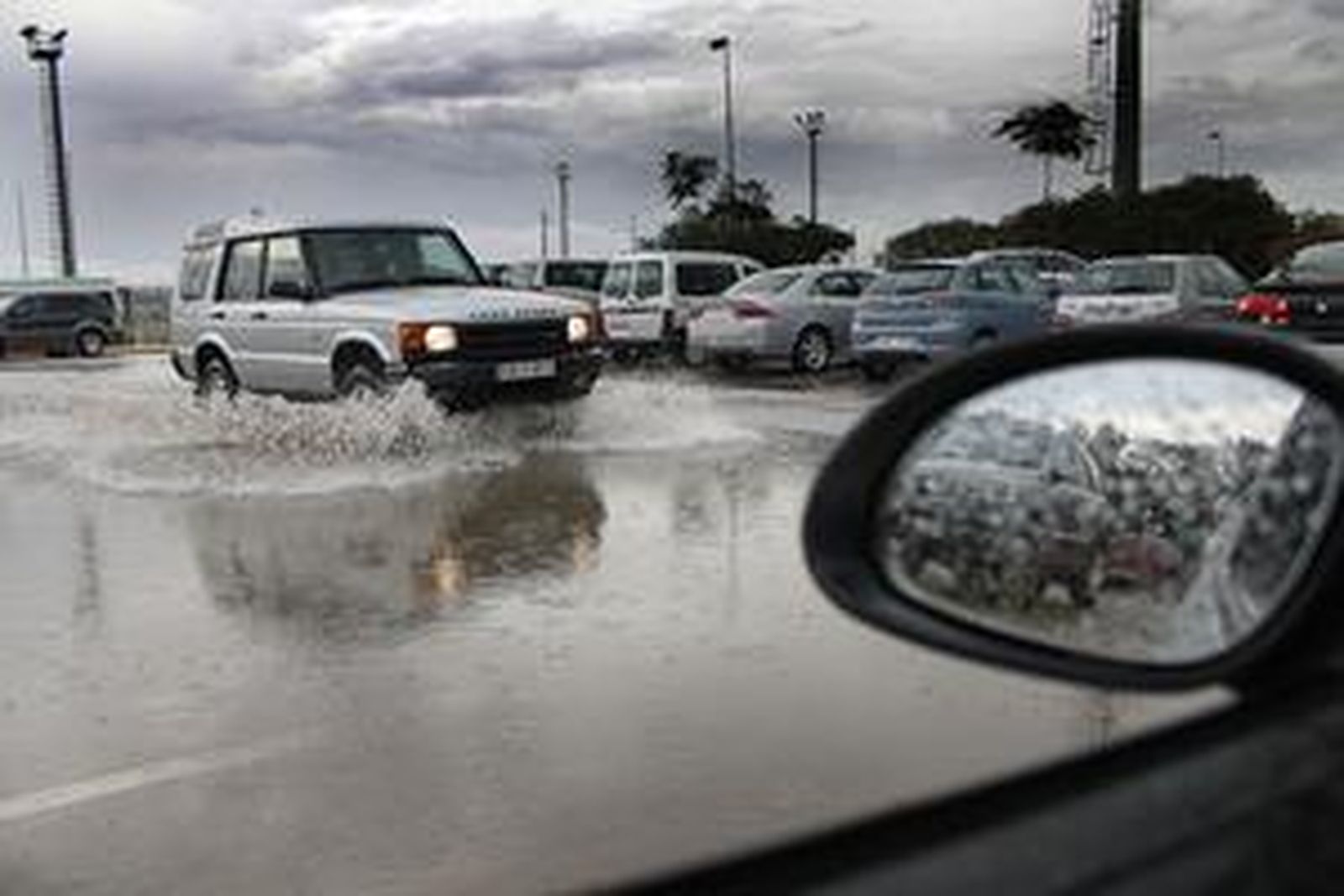 Los bomberos realizan más de treinta intervenciones por achique de agua en apenas cinco horas, sobre todo en La Línea y Algeciras./Fotos:Fran Montes/Paco Guerrero

Foto: Fran Montes/Paco Guerrero