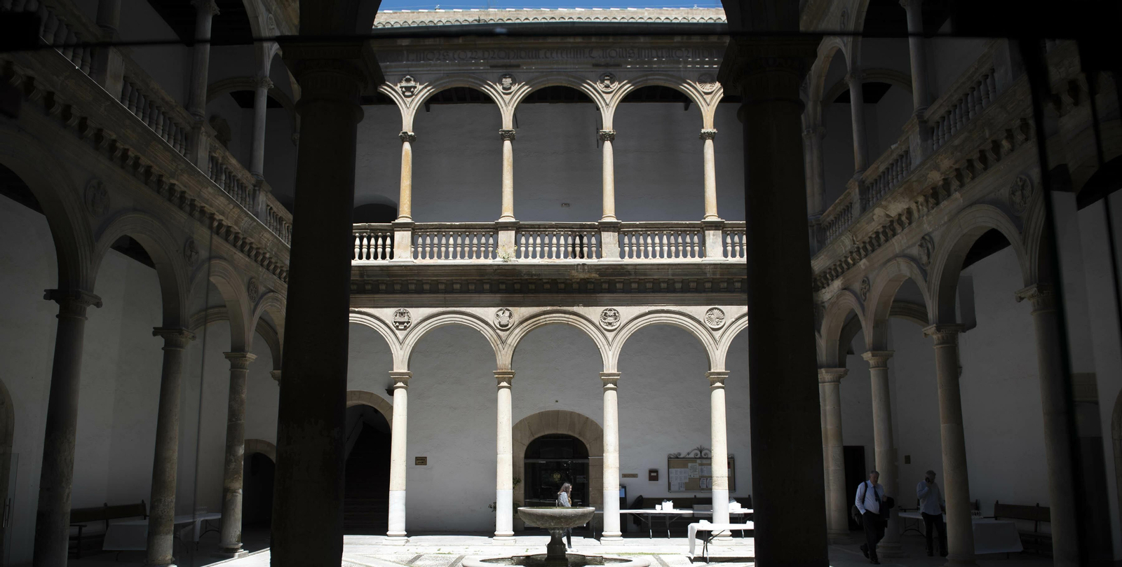 Patio del Hospital Real, sede del Rectorado de la UGR.