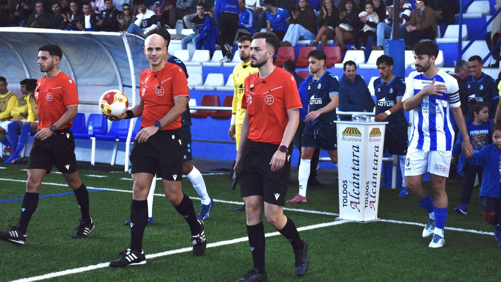 El árbitro del encuentro, José Miguel Catalán Pérez, desdichado protagonista del mismo