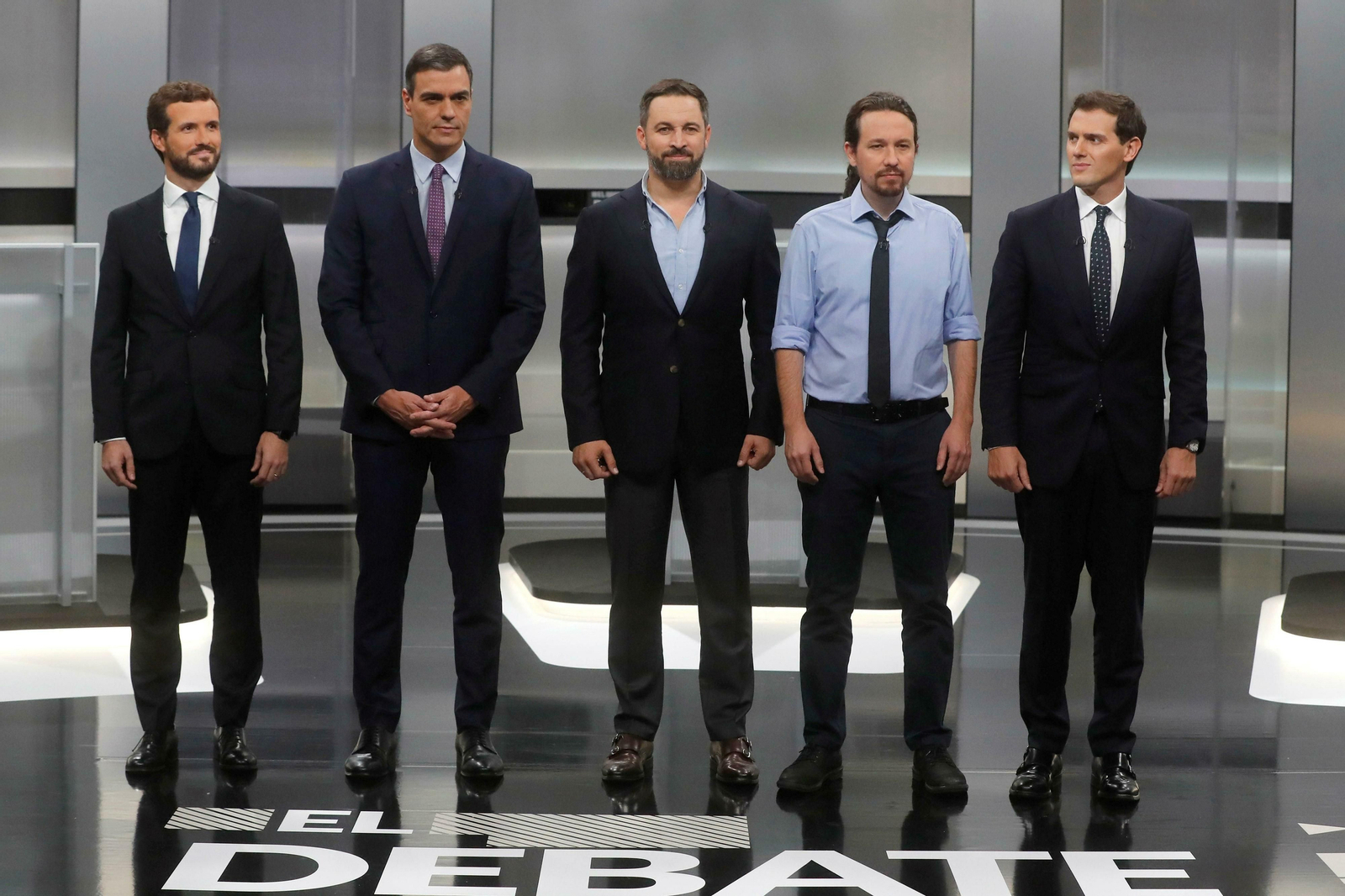 Los candidatos a la presidencia del Gobierno, (i-d) Pablo Casado, Pedro Sánchez, Santiago Abascal, Pablo Iglesias y Albert Rivera, momentos antes de comenzar el debate del lunes.