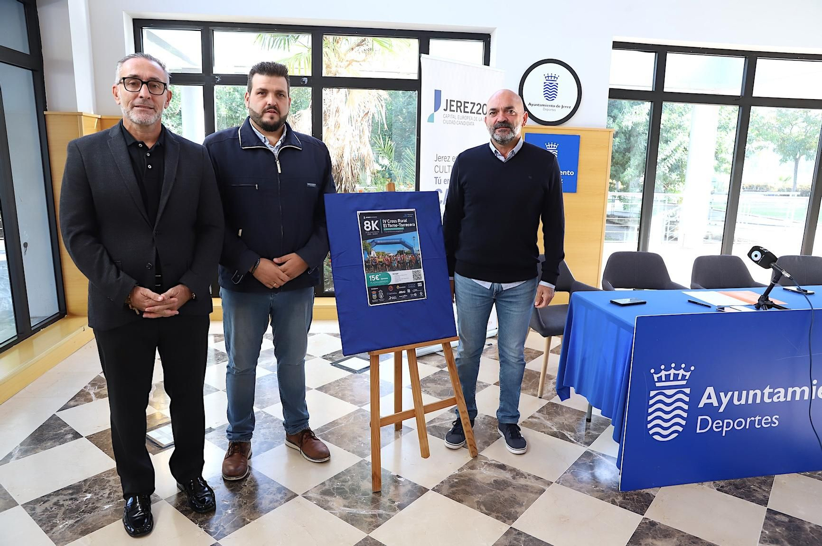 Tomás Sampalo, junto a los alcaldes de El Torno y Torrecera.