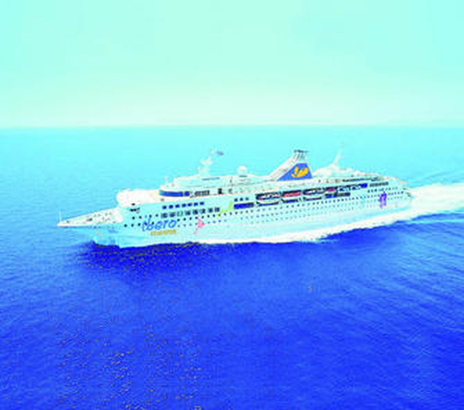 Mario Martini, consejero delegado de Iberocruceros, y, a la derecha, Alfredo Serrano, durante la presentación en el hotel Palace de Madrid.