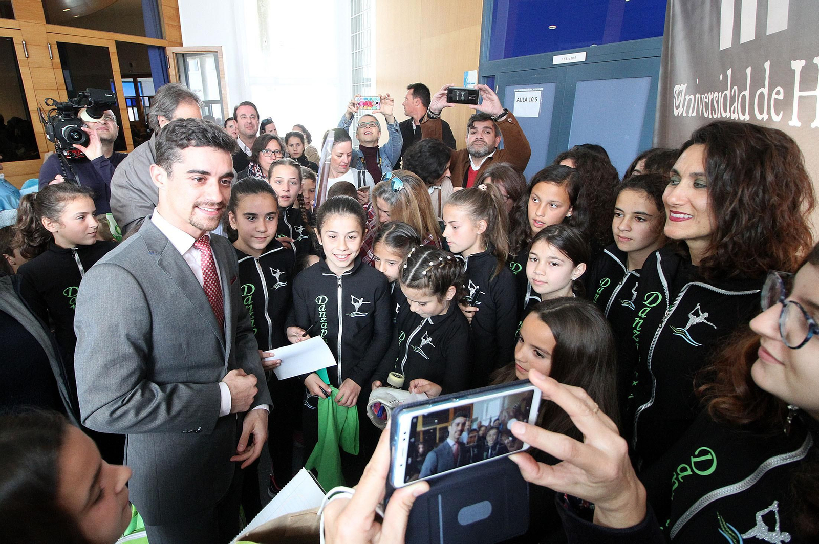 Javier Fernández López, campeón del mundo en patinaje, a su llegada al acto del 3 de marzo en la UHU