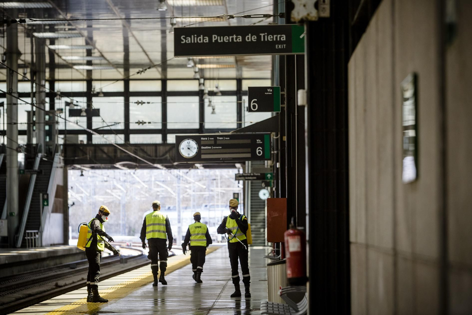 Efectivos de UME realizan labores de desinfección en la estación de trenes.