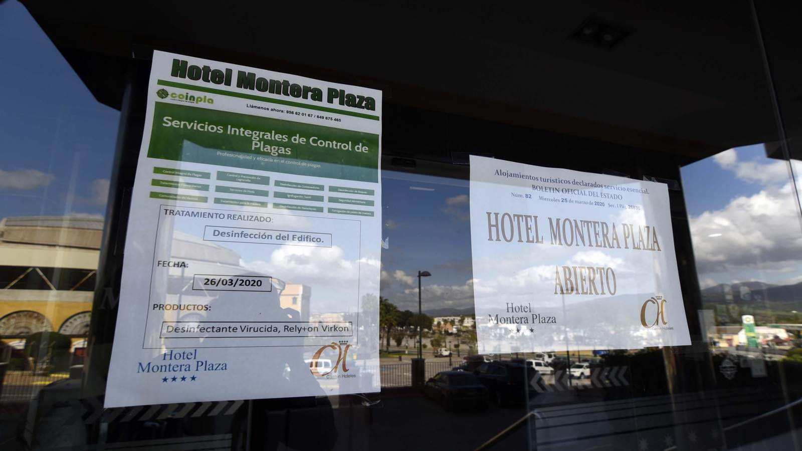 La puerta de entrada al hotel Montera Plaza de Los Barrios