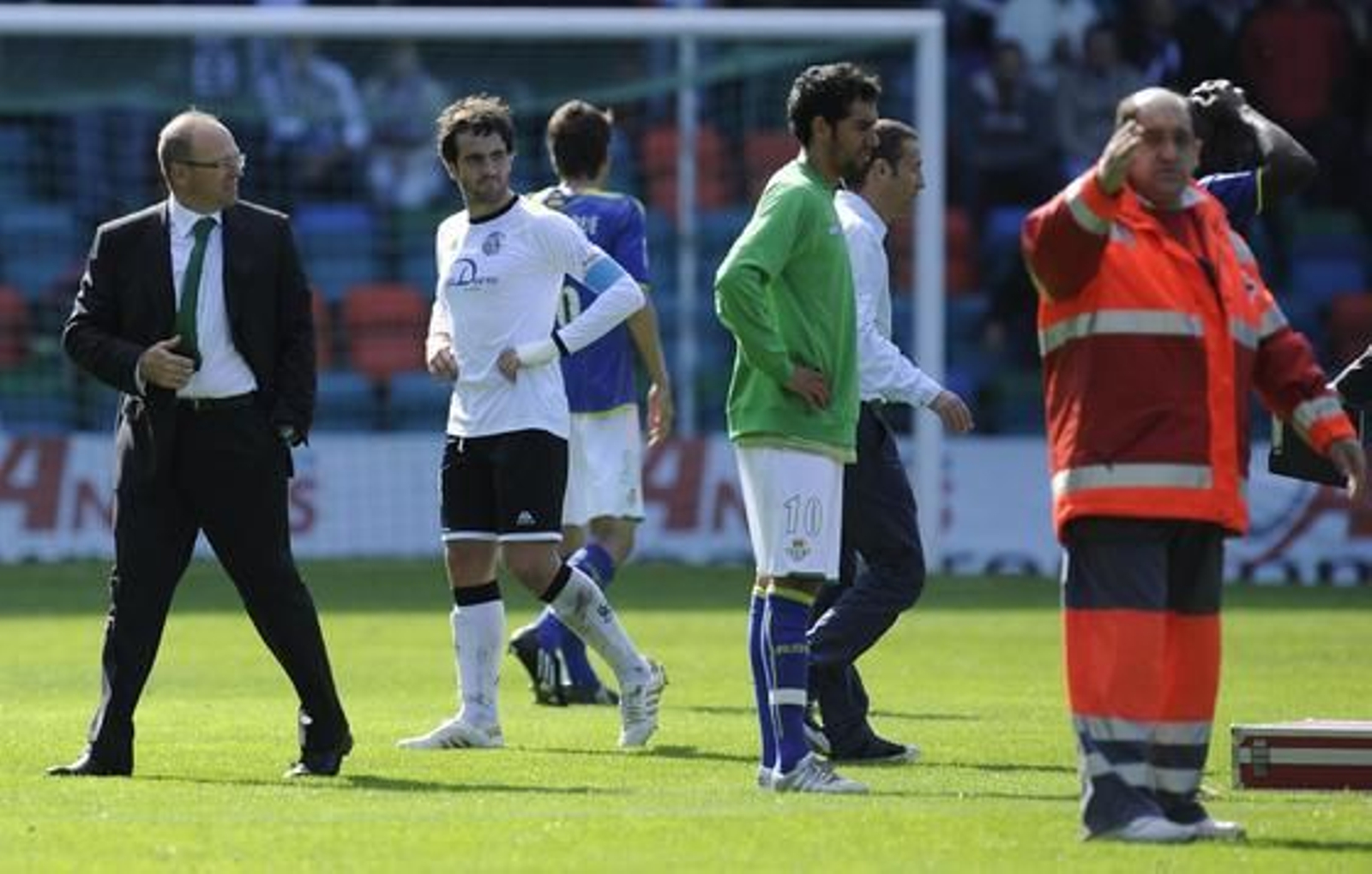 El Betis gana un partido marcado por el susto protagonizado por el jugador del Salamanca Miguel García, que sufrió una parada cardorrespiratoria en pleno partido. / LOF