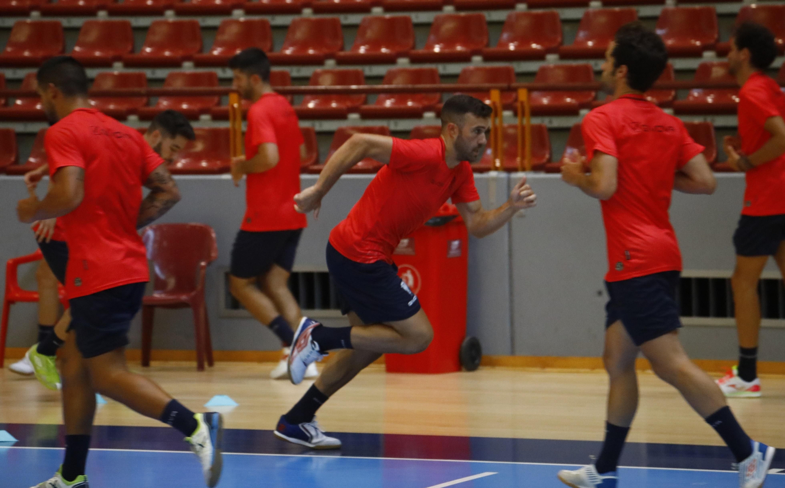 Los jugadores del Córdoba Futsal se ejercitan en Vista Alegre.
