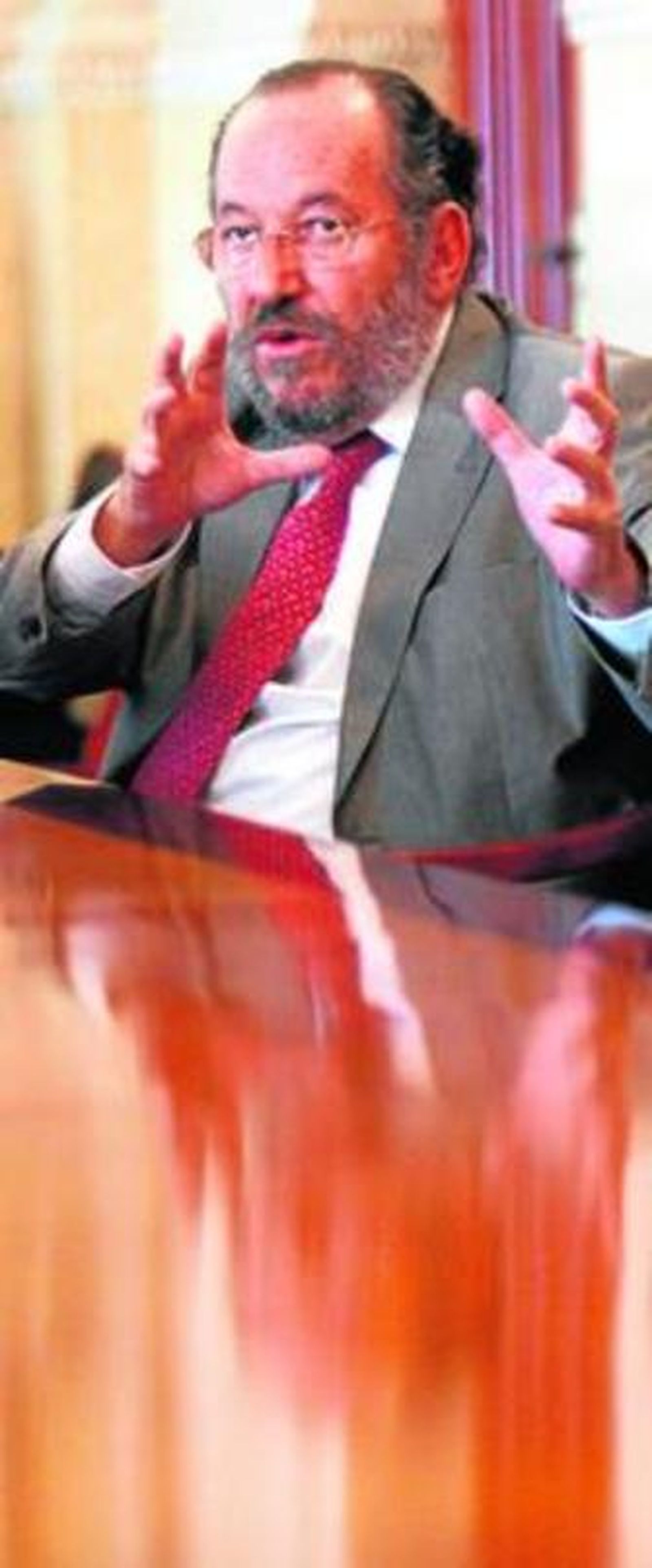 Enrique Linde, ayer durante la rueda de prensa en el puerto.