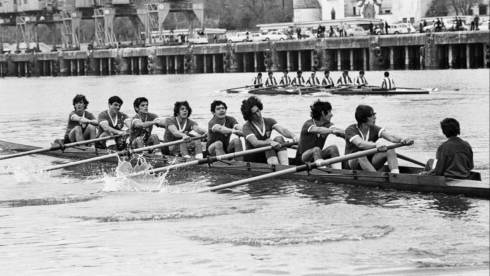 Regata de 1974. Al fondo el Betis, en primer plano el Sevilla