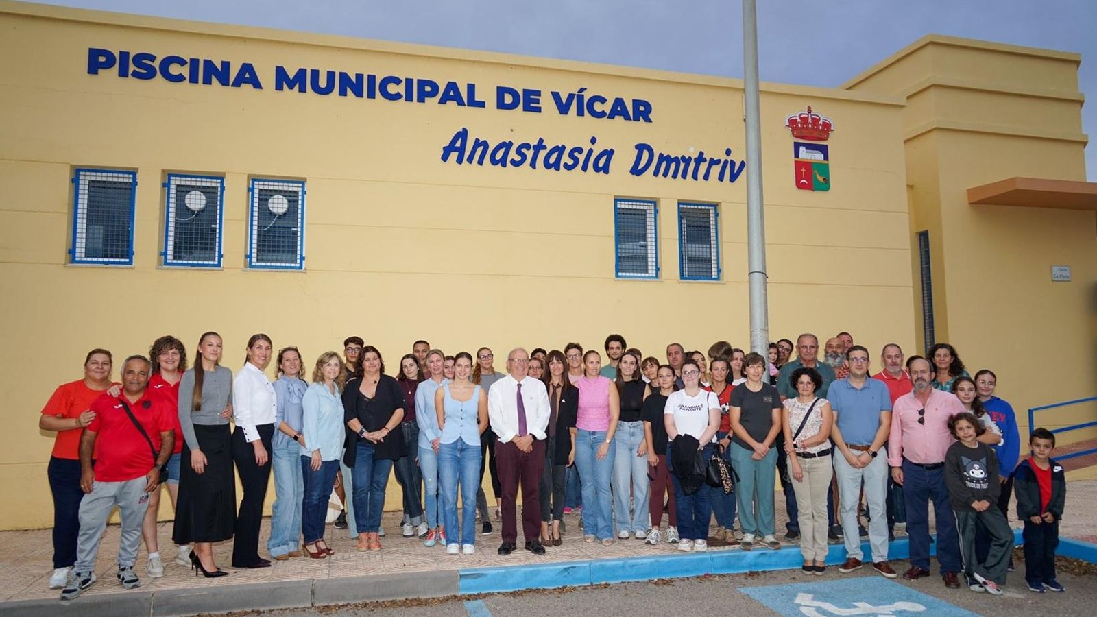 El alcalde y la deportista posaron junto a autoridades y vecinos frente al nuevo centro deportivo Anastasia Dmytriv.