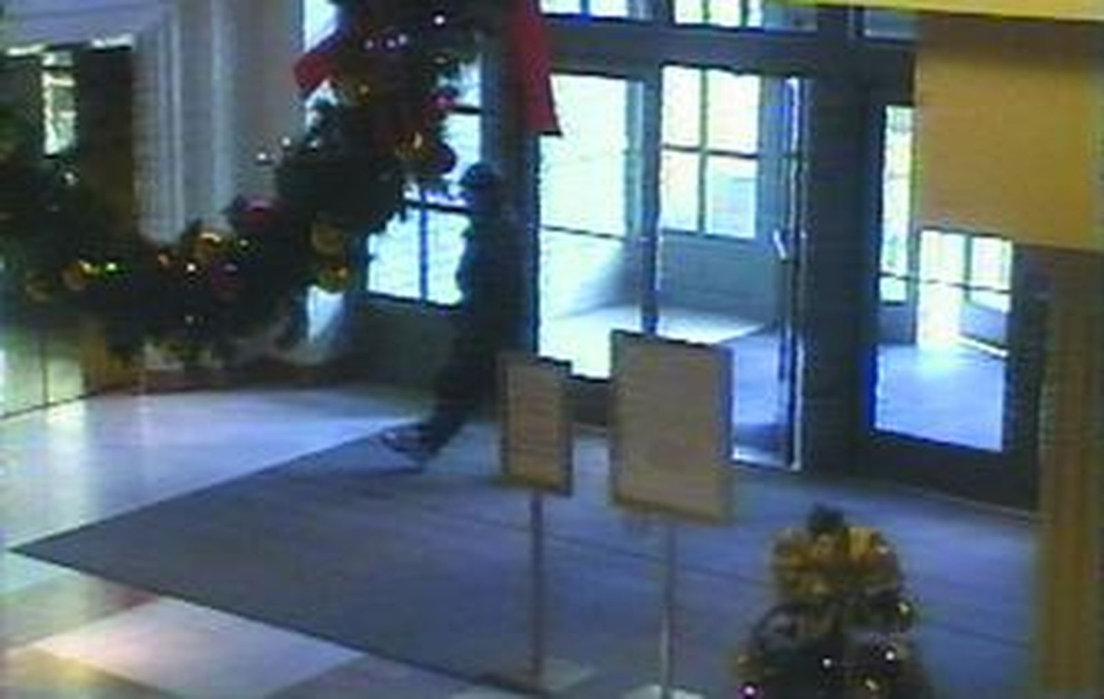 El joven Hawkins se echa el arma a la cara momentos antes de disparar.