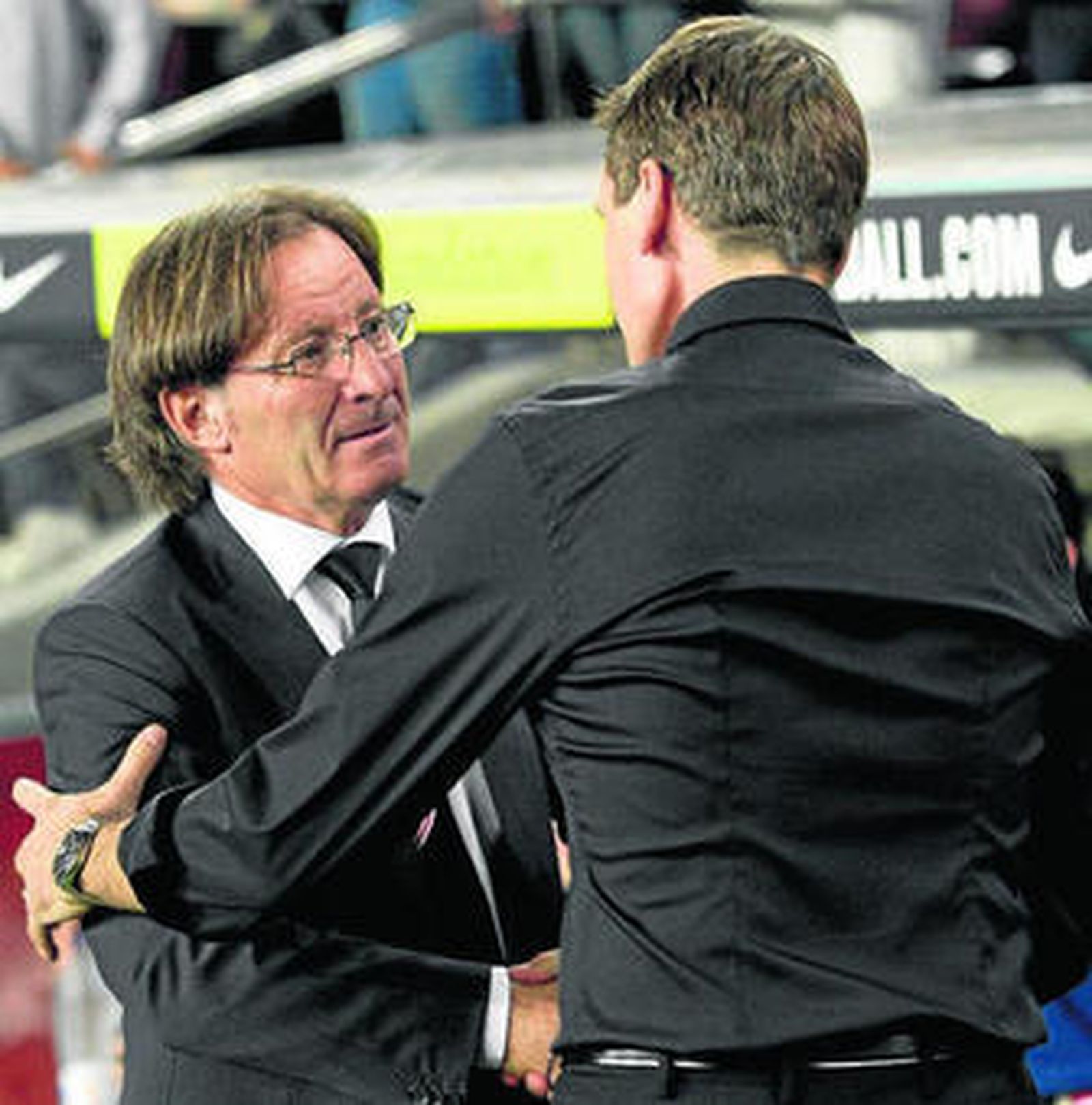 Anquela y Tito Vilanova se saludan antes del choque.