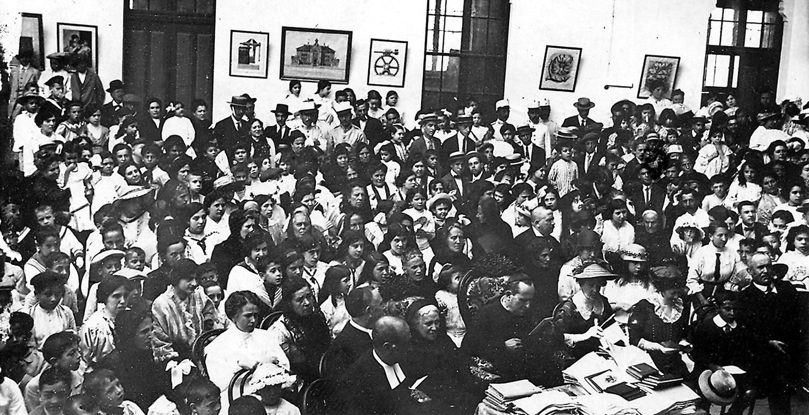 Alumnos y profesores asisten al reparto de premios escolares en La Salle Mirandilla, a principios del siglo XX. Alumnos y profesores asisten al reparto de premios escolares en La Salle Mirandilla, a principios del siglo XX.
