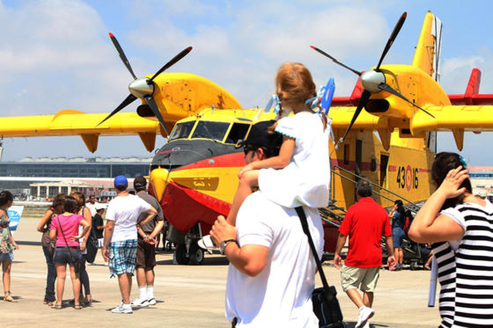 La jornada de puertas abiertas del II Festival Aéreo Internacional de Málaga contó con la presencia de muchos curiosos.

Foto: Yolanda Montiel