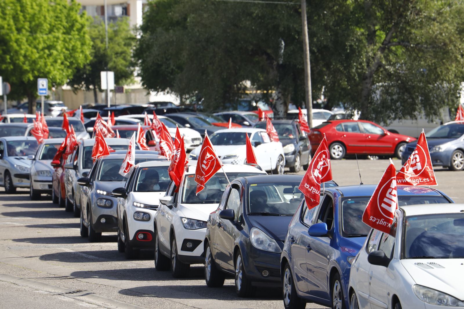 La caravana de coches de UGT en apoyo a las trabajadoras de ayuda a domicilio de Córdoba, en imágenes