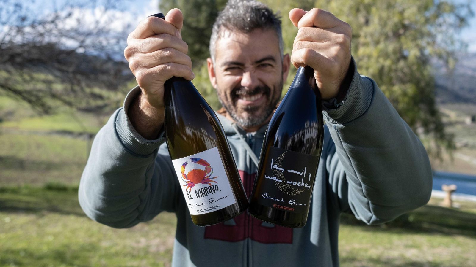 Simbad Romero con dos de sus nuevos vinos.