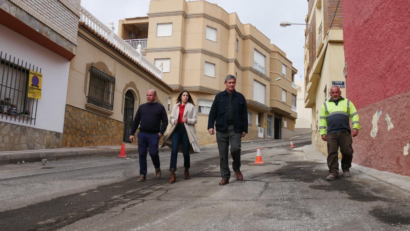 El alcalde y miembros del equipo de gobierno visitando los trabajos